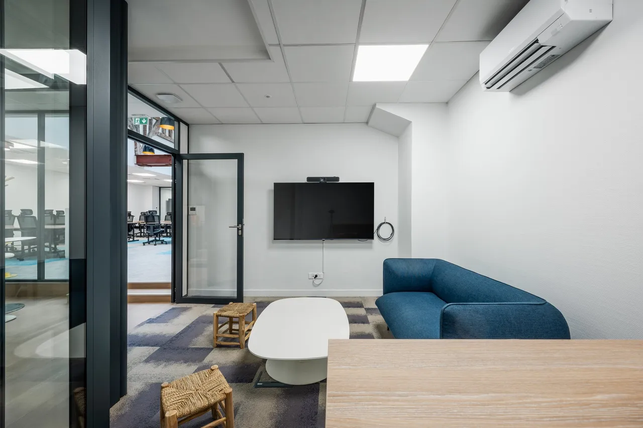 11 rue des Petits-Hôtels · BOPE · 56 postes · photo 1